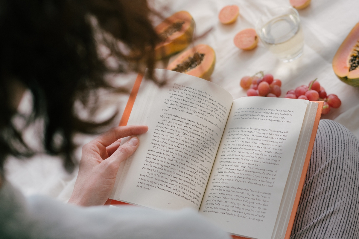 Hızlı okuma teknikleri kullanılarak sınav başarısını artırmak için kitap okuyan bir öğrenci.